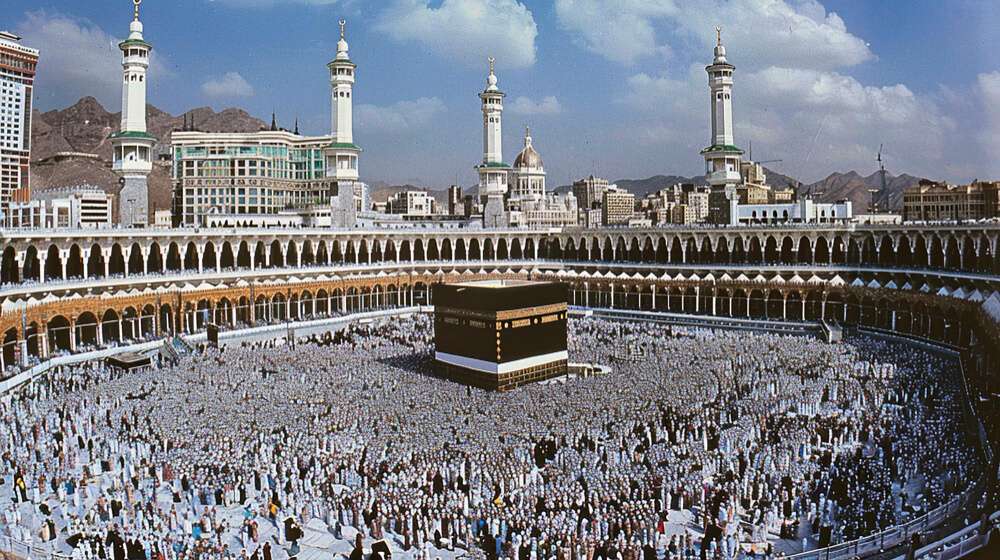 Hajj 2025: Your Trusted Ride with Al Haramain Taxi Service 2 Al Haramain Taxi Service van in Mecca for Hajj 2025
